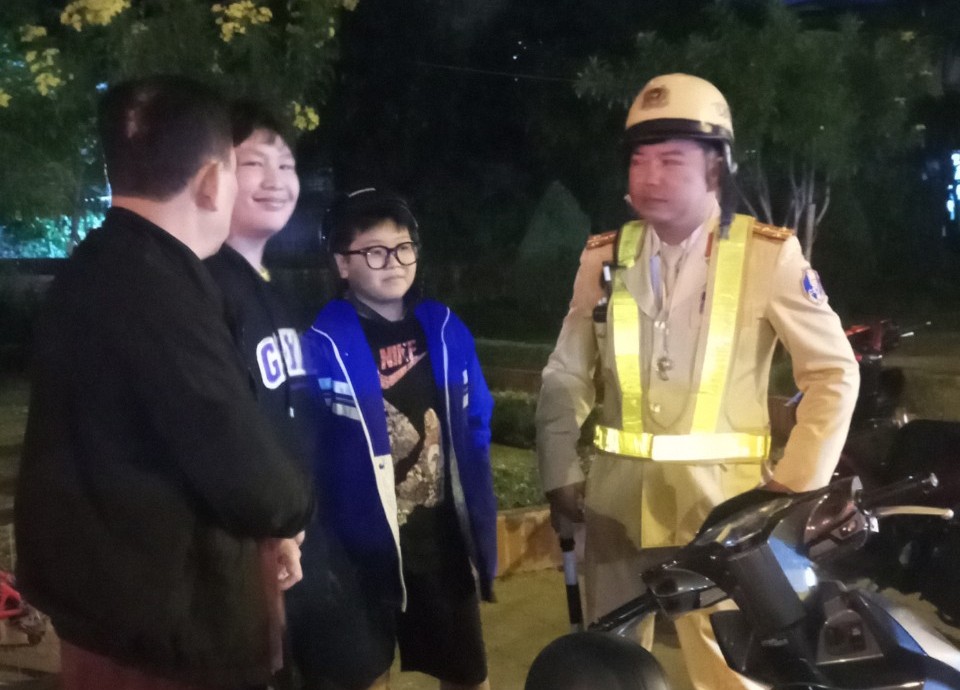 Cảnh sát giao thông hỗ trợ cháu bé đi lạc tìm về gia đình